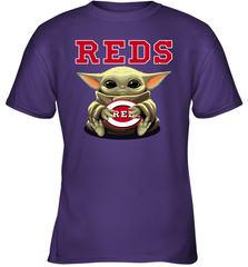Baby Yoda Hugs Loves The Cincinnati Reds Baseball Youth T-Shirt Youth T-Shirt - VeigarTee