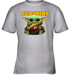Baby Yoda Loves The Washington Redskins Star Wars Baby Yoda Hugs Redskins NFL Youth T-Shirt Youth T-Shirt - VeigarTee